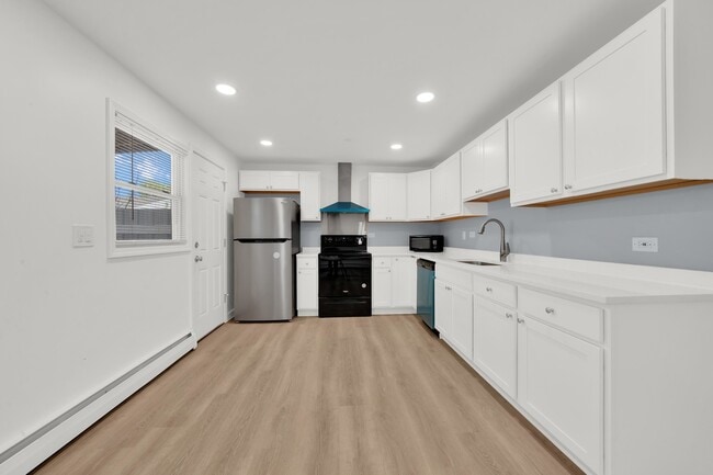 Building Photo - 8820 Robin Dr