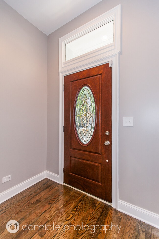 Building Photo - 806 S Oakley Blvd