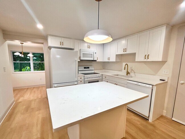 Foto del edificio - Newly Renovated 2-Bed, 1-Bath Duplex with ...