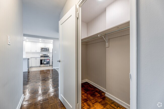2BR, 2BA - 850 SF - Couloir - Ravine Park Apartments