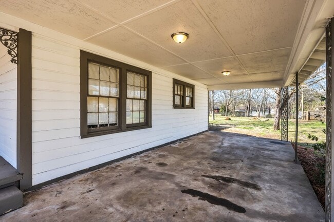 Building Photo - Spacious 4-Bedroom Beauty in Sylacauga – Huge Deck, Carport & Tons of Charm!