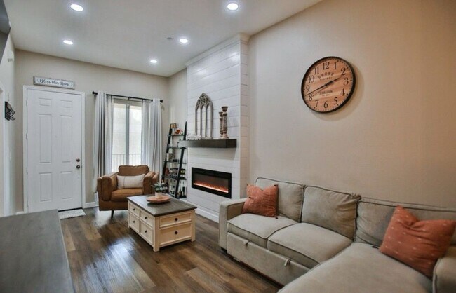 Foto del edificio - 17168 Newhope St