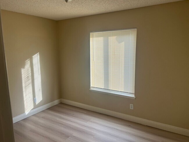 Foto del edificio - 956 N Sandalwood Ave