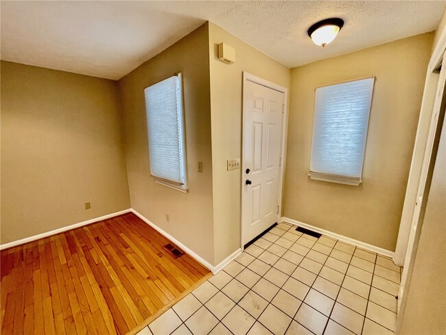 Building Photo - 48 Colonial Cir