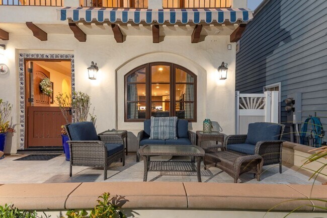 Foto del edificio - Newport Beach Balboa Peninsula Beach House with Rooftop Deck | Weekly & 30+ Night Stays