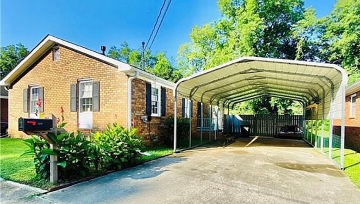 Primary Photo - Nice ranch home with fenced in back yard