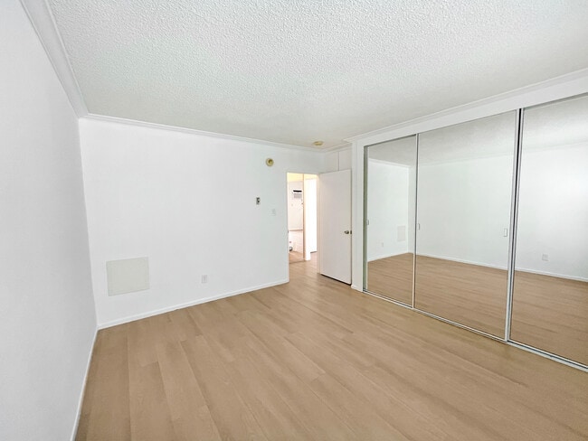 Building Photo - 960 Larrabee St