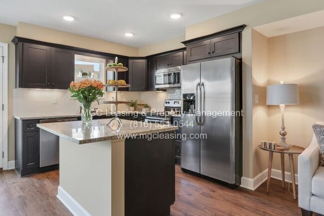 Building Photo - SERRANO 2 Bedroom LUXURY TOWNHOME in the Northland