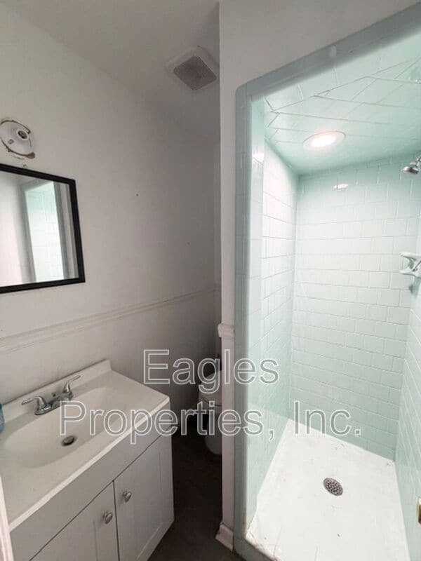 Building Photo - 103 Brock St