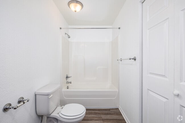 1BR, 1BA - 730SF - Bathroom - Autumn Place