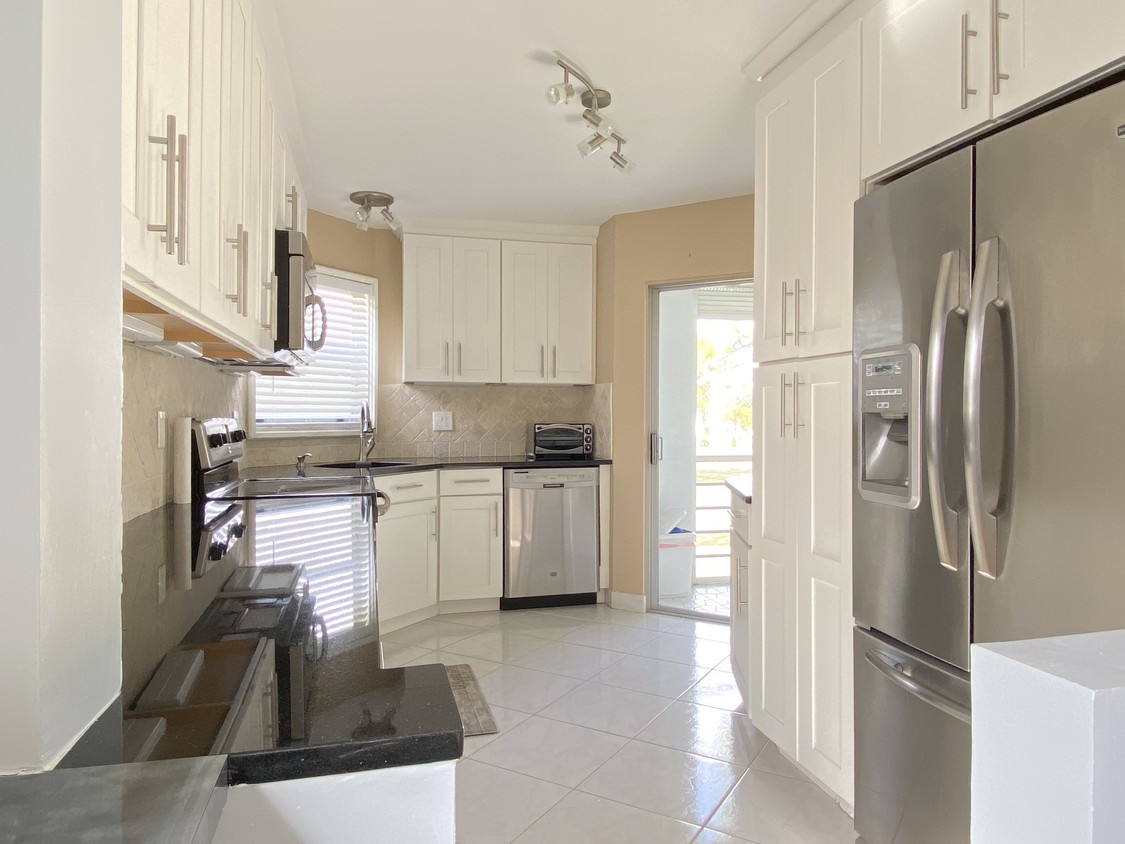 Gourmet Kitchen - 3661 Via Poinciana