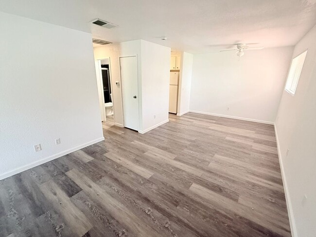 Foto del edificio - 2825 N Los Felices Rd