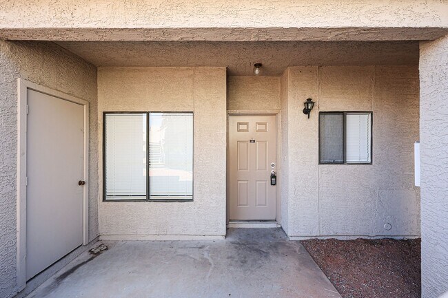 Building Photo - Centrally located and affordable in Woodlake Condominiums