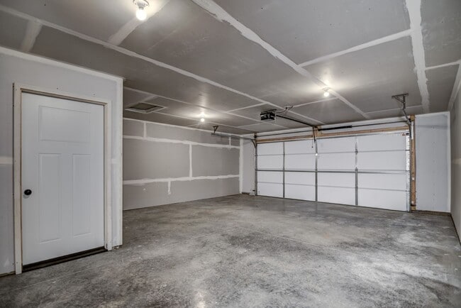 Building Photo - 3 Bedroom Town Home