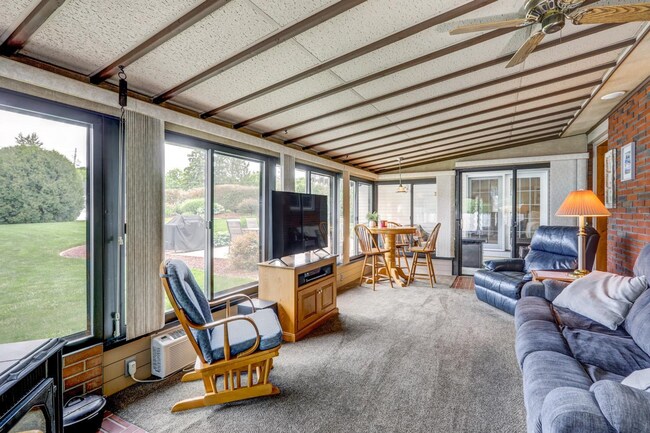 Building Photo - Beautiful 3 Bedroom 2 Bath Single Family H...