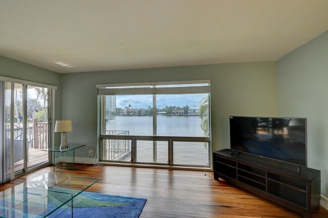 Building Photo - 414 Seasage Dr