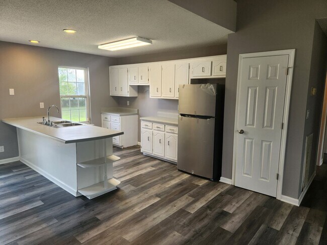 Building Photo - Welcome to your dream home!