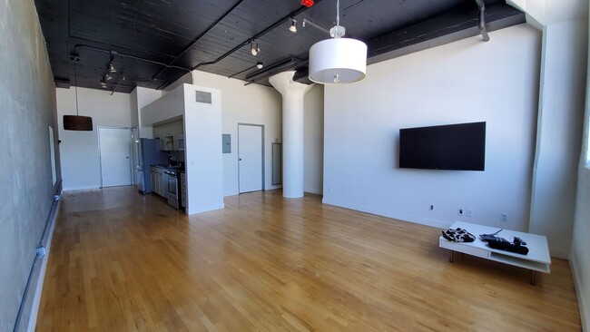 Foto del edificio - Amazing DTLA Loft Available Now!