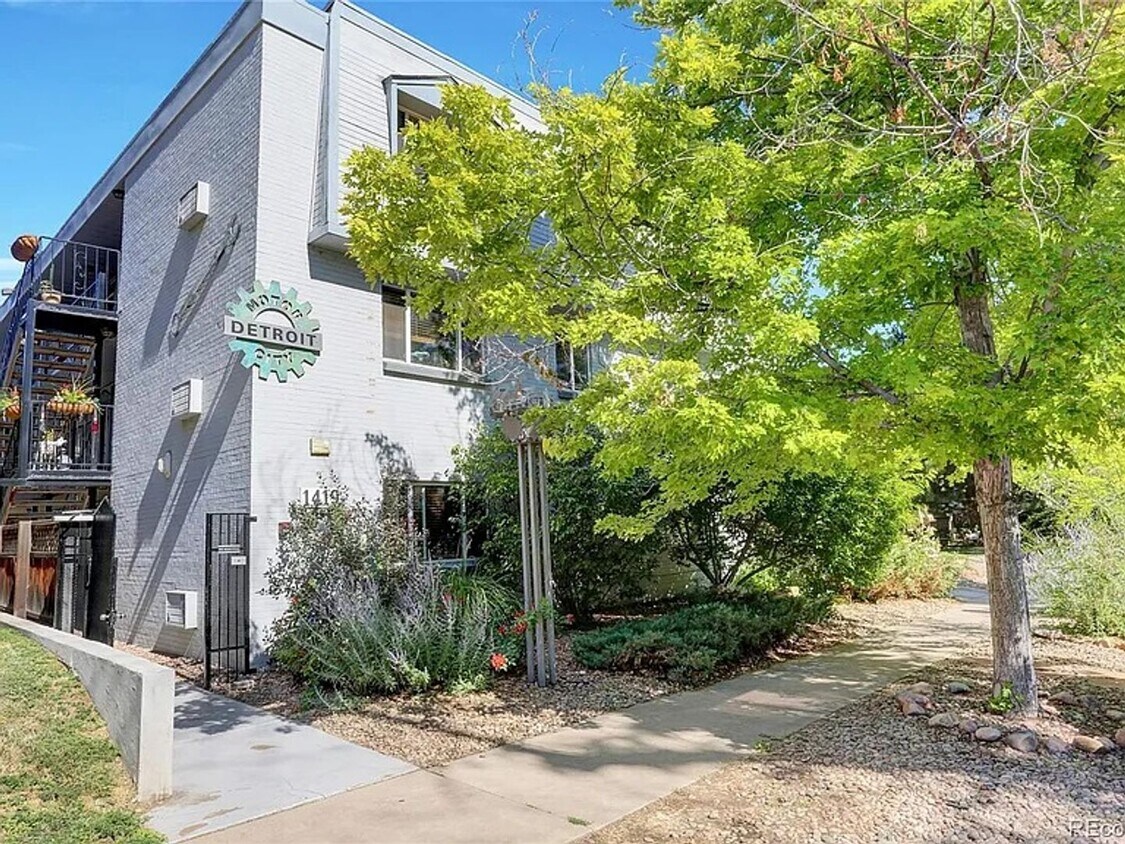 Primary Photo - Stylish 1BR/1BA Apartment in Congress Park...