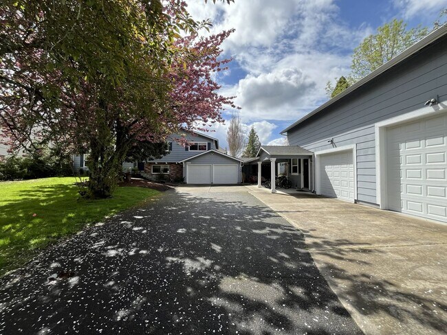 Foto del edificio - Comfortable Living with Large Kitchen, Detached Shop & Extensive Outdoor Living