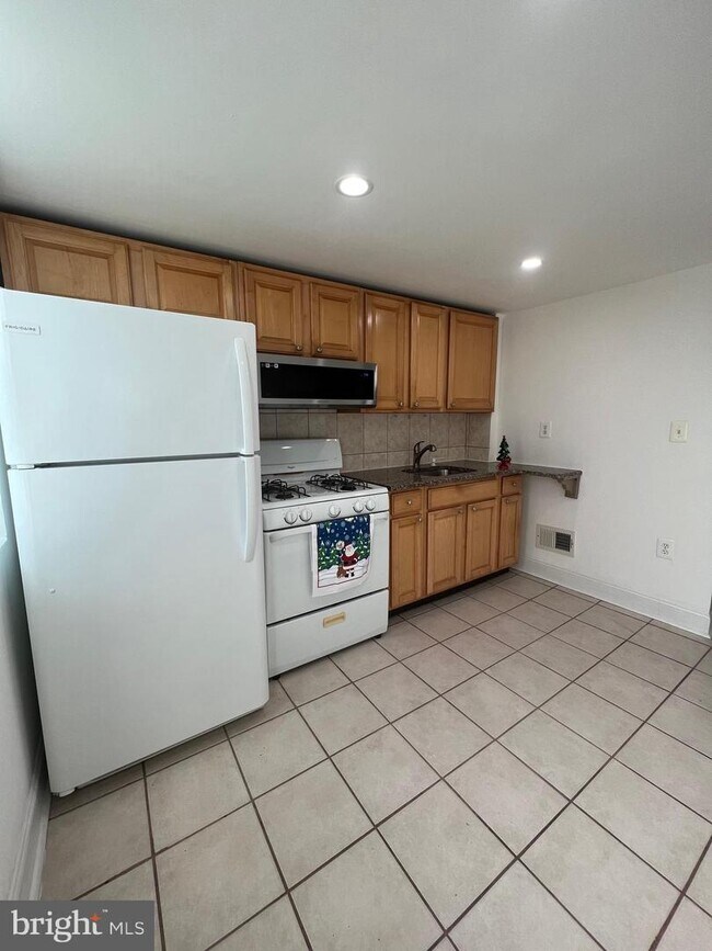 Building Photo - 3229 Tilton St