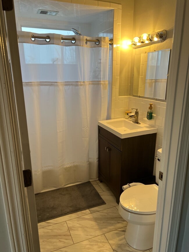 Bathroom Tub/shower - 834 Central Ave