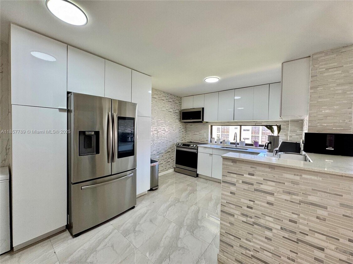 Foto principal - 17011 N Bay Rd