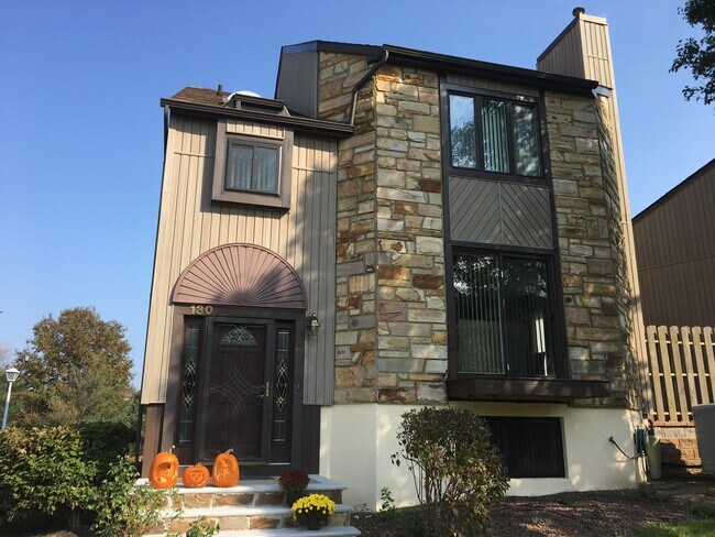 Building Photo - 130 Diamond Ln