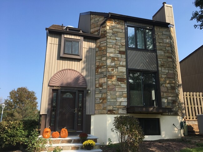 Foto del edificio - 130 Diamond Ln