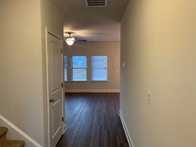 Building Photo - 4 Bedrooms, 2.5 Bathrooms - Home in Calhoun!