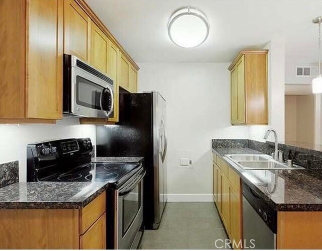 Building Photo - 10982 Roebling Ave