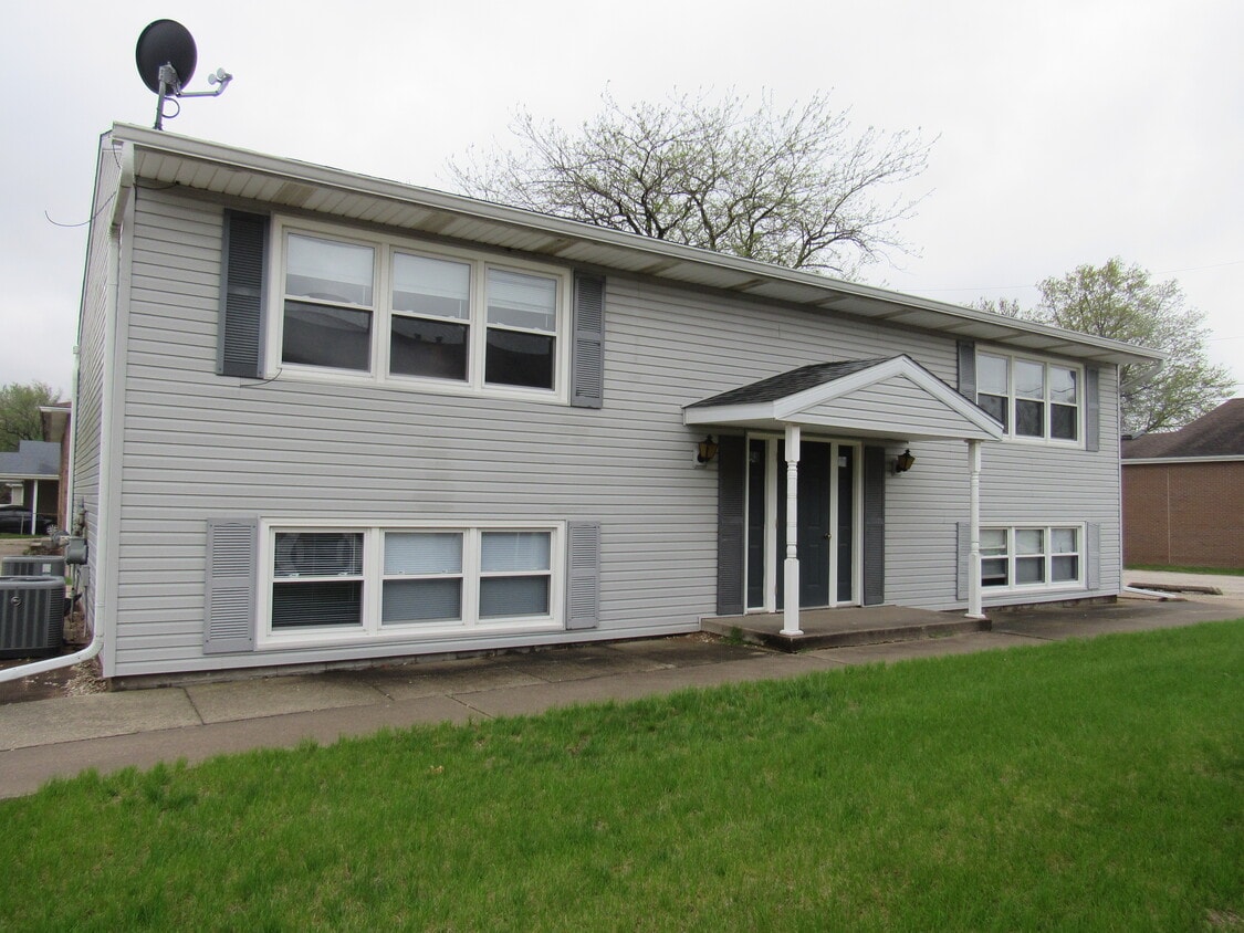 108 E 9th Ave Unit 3, Colona, IL 61241 Apartments in Colona, IL