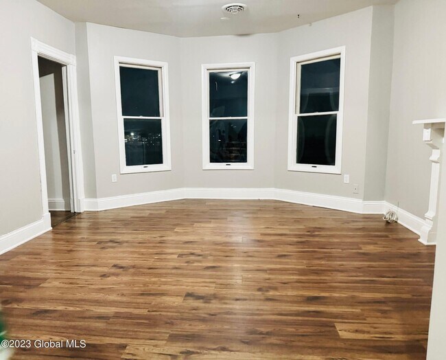 Foto del edificio - 1592 Foster Ave