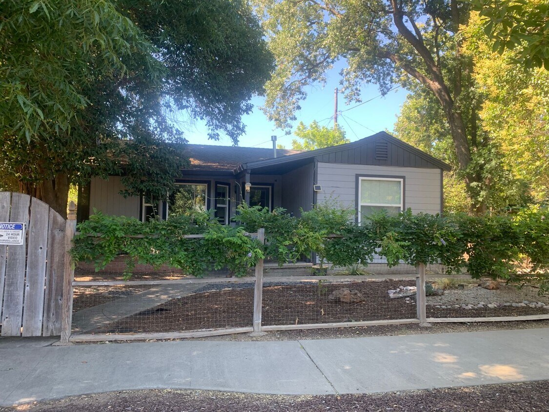 Primary Photo - 370 E 5th Ave