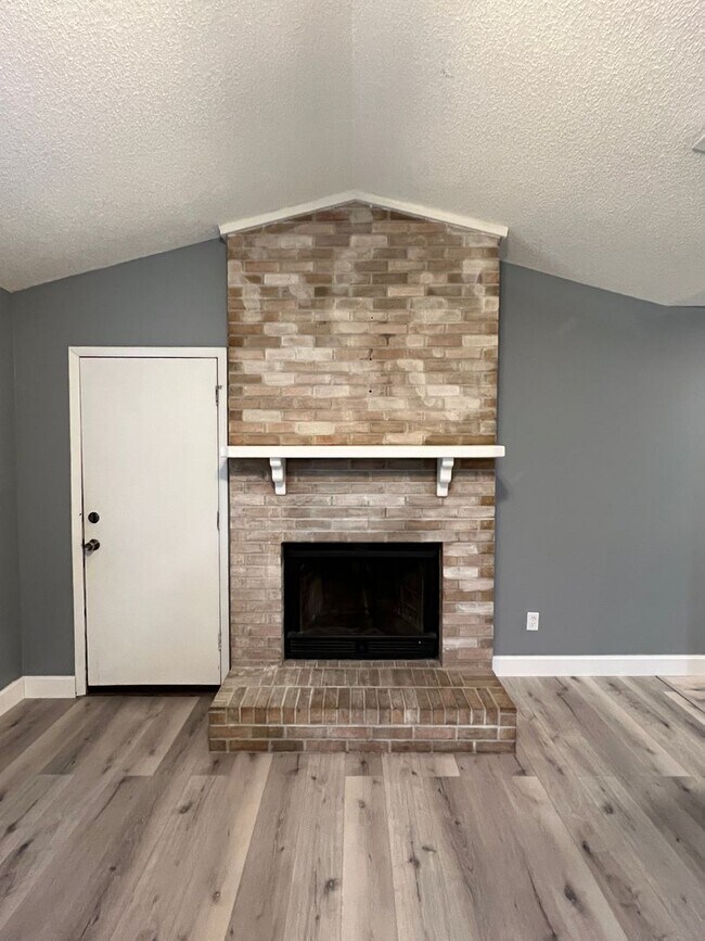 Building Photo - Updated in East Milton