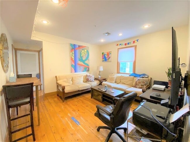 Building Photo - 337 Columbia St