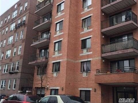 Foto principal - 91-06 Whitney Ave