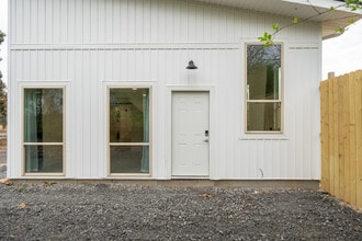 Building Photo - 2 Earl Dr