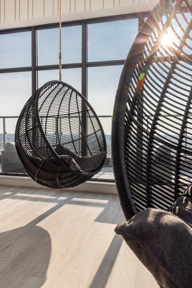 ROOFTOP LOUNGE - The Whitney on Redpath