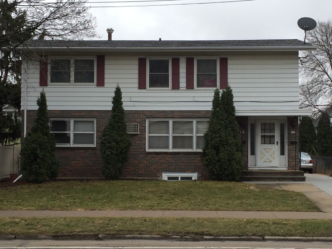 Downstairs unit for rent - 515 W Irving Ave