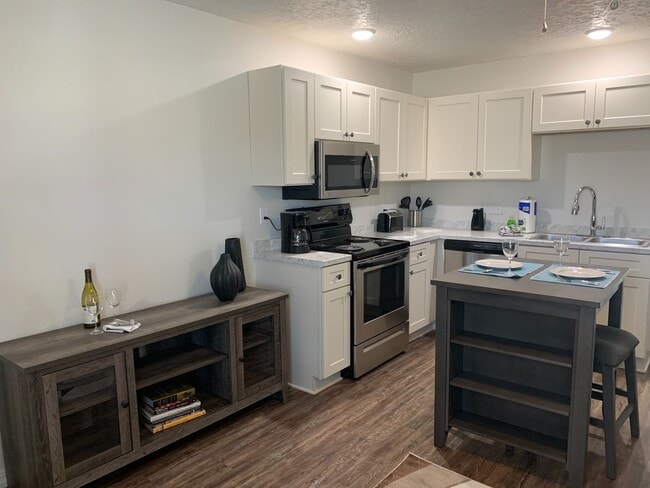Building Photo - NEW LUXURY ONE BEDROOM APARTMENT FULLY FUR...