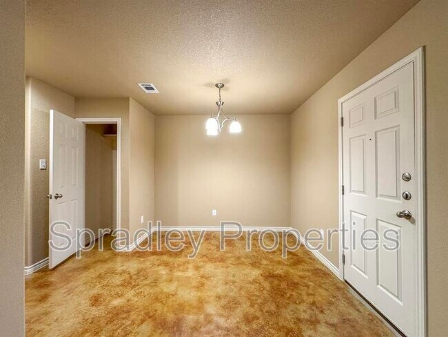 Building Photo - 1032B Edwards Dr