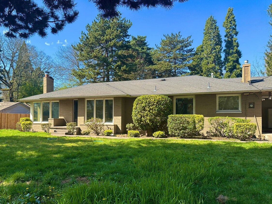 Primary Photo - Beautifully Updated Home Close to Hwy 26, ...