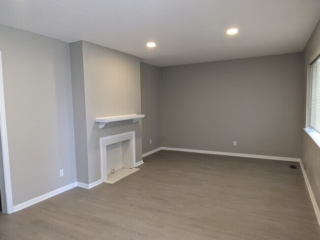 Building Photo - 2545 E Aloma St