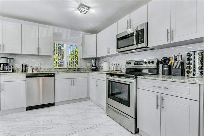 Building Photo - 211 SW 4 Ave
