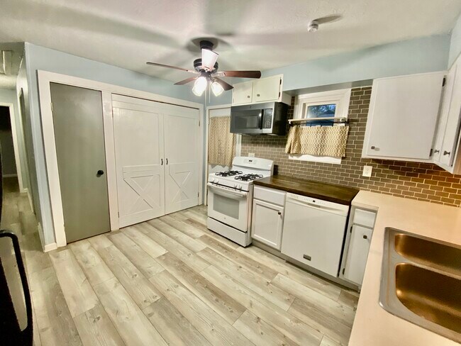 Foto del edificio - 5696 Pleasant St