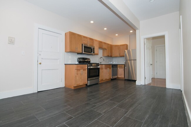 Building Photo - Nicely renovated 4 bed unit near the Green...