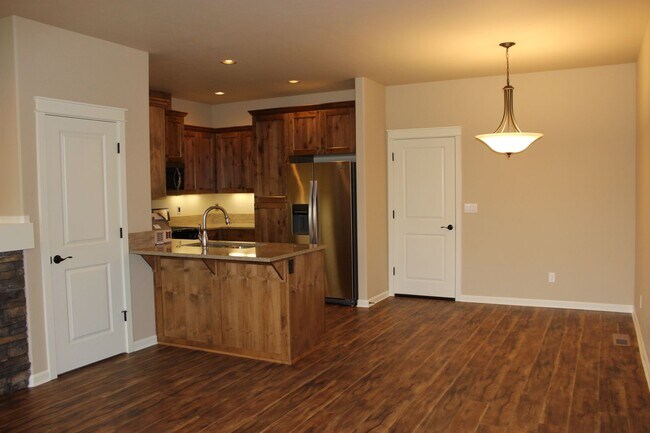 Building Photo - Beautiful Parkland Townhome in SW Redmond