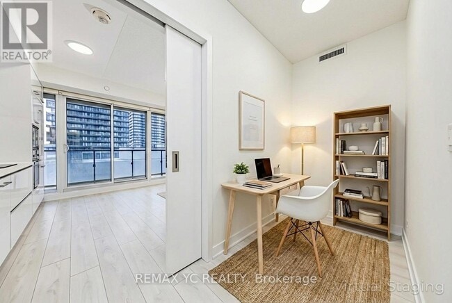 Building Photo - 2221 Yonge St