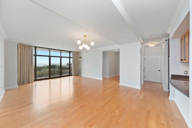 Building Photo - 1335 S Prairie Ave